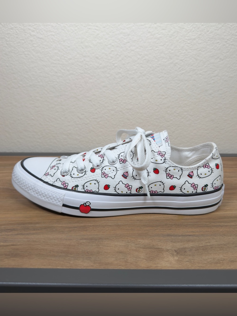 Converse Chuck Taylor Hello Kitty Low Top White Shoes 163916F Women's 8 Men's 6 - Picture 5 of 16